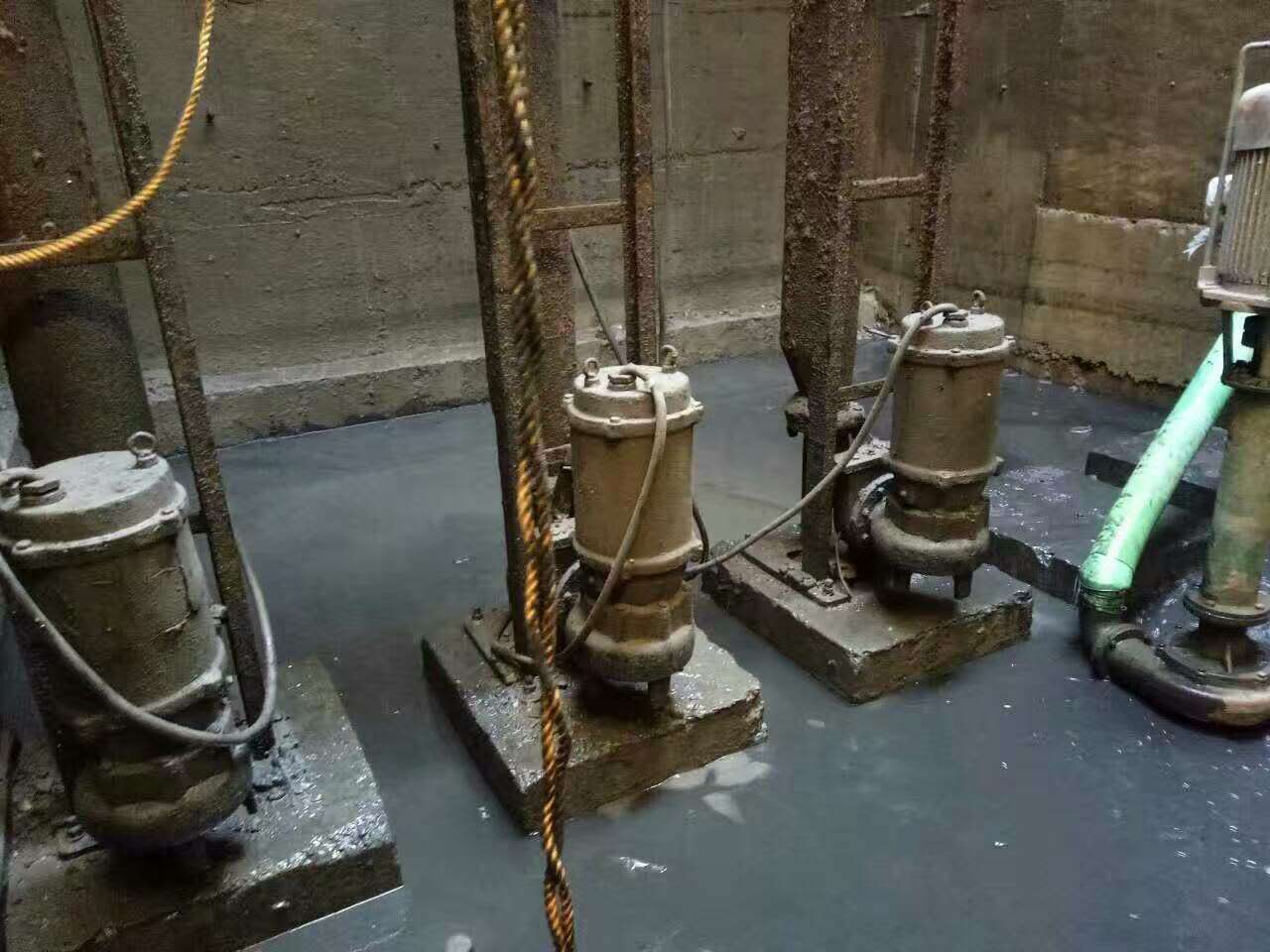 凤凰镇污水池清理