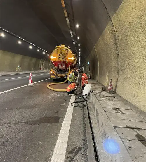 凤凰镇隧道排水渠清淤